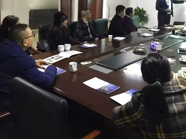 Shanghai Ssípín presenting sourcing options to clients in a meeting room in China