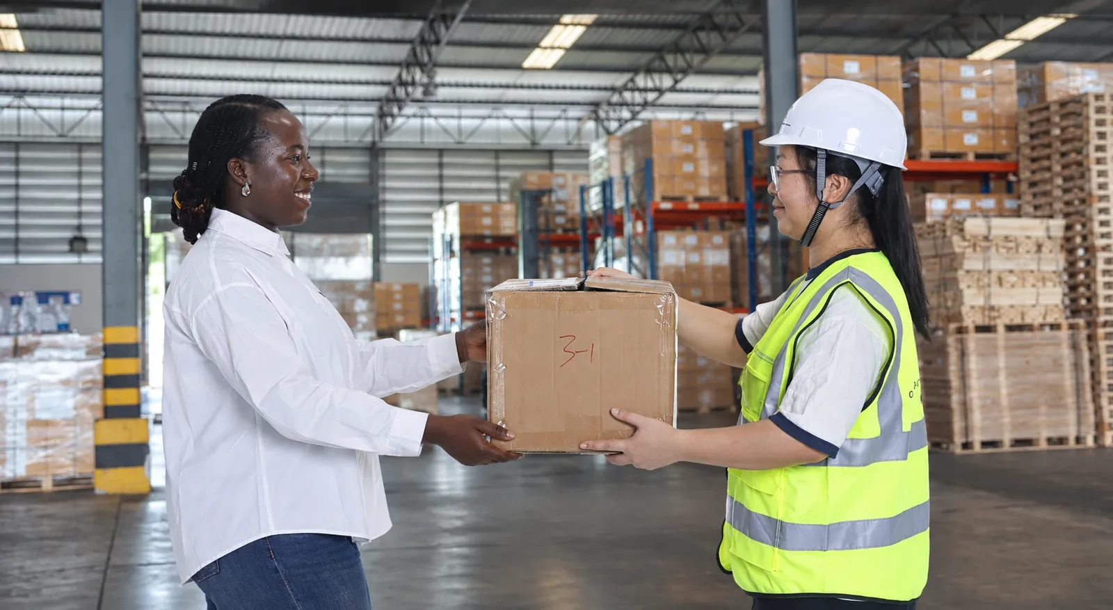 Shanghai Ssípín staff handing over a parcel in the warehouse