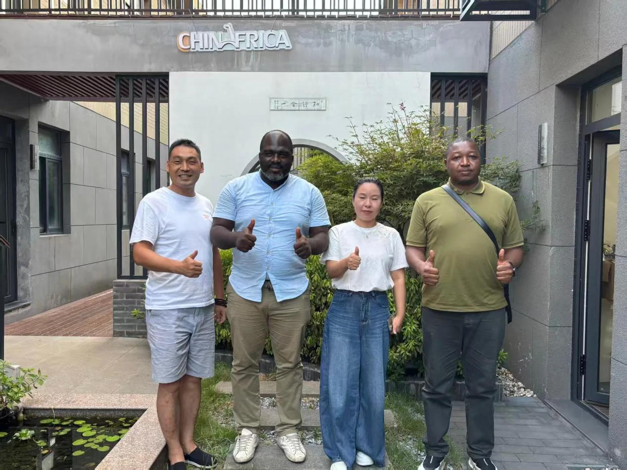 Shanghai Ssípín and clients visiting a partner in Jinhua